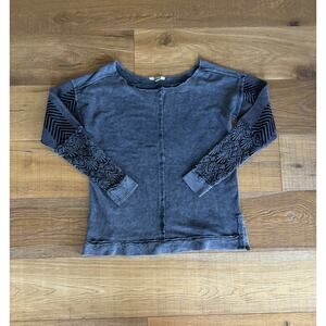 Gimmicks by BKE Distressed Boho Crochet Sleeve Pullover Top Sz S